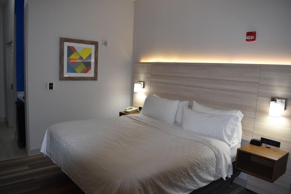 Holiday Inn Express Hotel & Suites Mcpherson By Ihg Exteriér fotografie