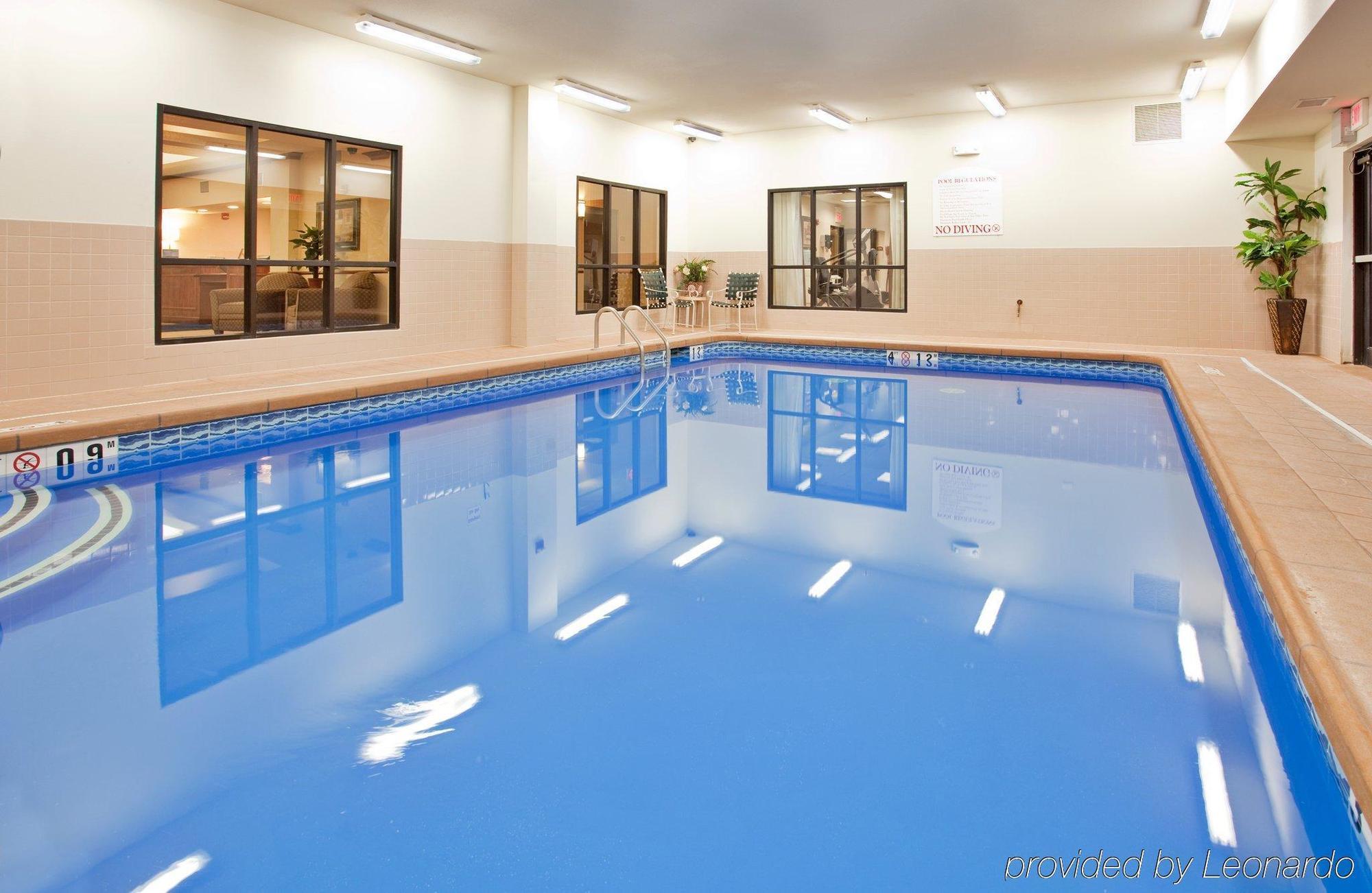 Holiday Inn Express Hotel & Suites Mcpherson By Ihg Exteriér fotografie