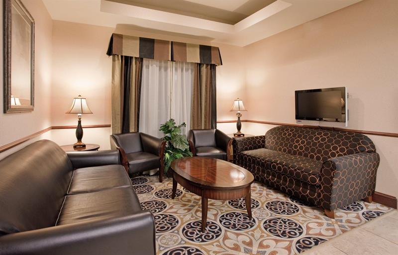 Holiday Inn Express Hotel & Suites Mcpherson By Ihg Exteriér fotografie